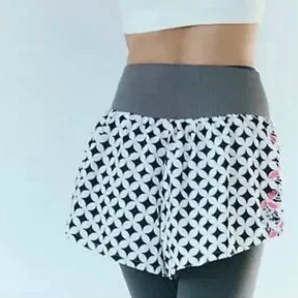 Free people
FP Movement Carpe Diem Geo
Printed High Rise Shorts
NWOT sz M - Picture 3 of 4